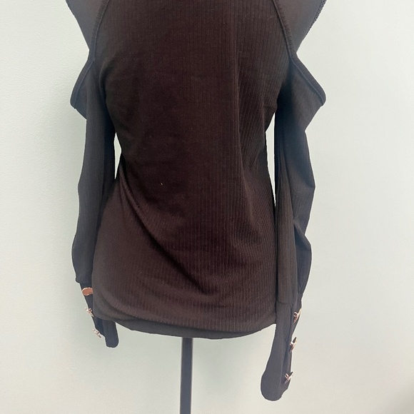 Milan Kiss cold shoulder sleeves turtleneck top in black size S. - Picture 5 of 6